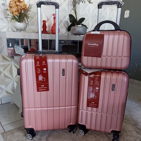 "Mala de viagem média GrandBag preta, fabricada em ABS reforçado com acabamento texturizado anti-risco, equipada com zíper expansor, rodinhas duplas 360 graus estilo avião, alça superior e lateral, e divisória interna com zíper. Dimensões: 67 cm de altura, 45 cm de largura e 27 cm de profundidade."