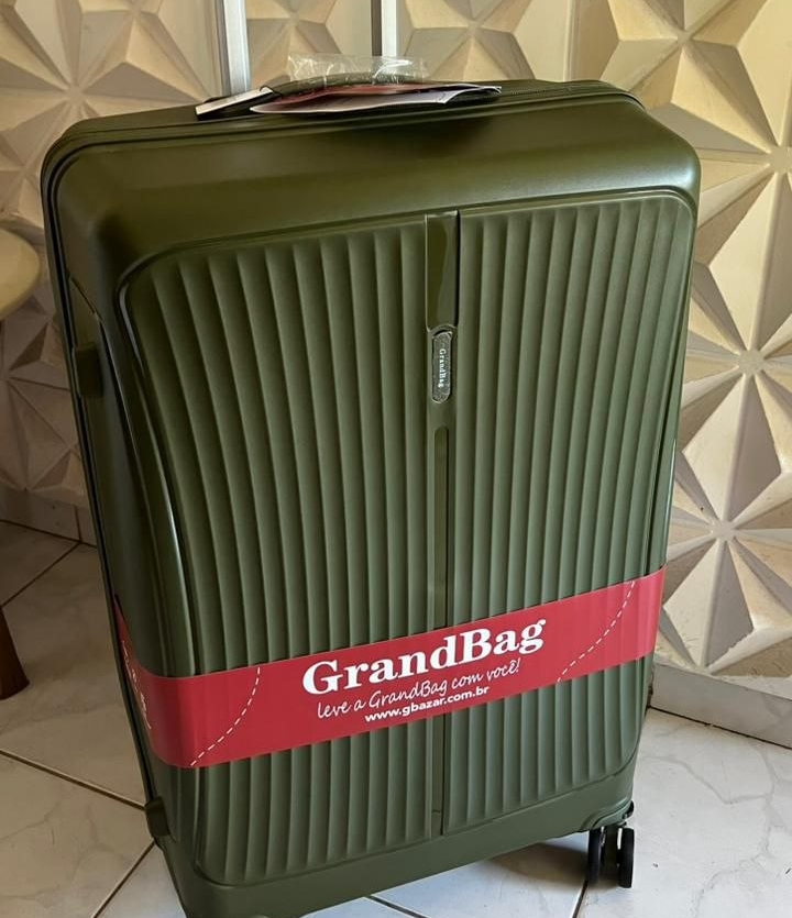 Mala de viagem rígida com rodas à venda na Bella Bolsas em Teresina PI.