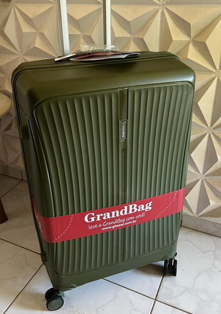 Mala de viagem rígida com rodas à venda na Bella Bolsas em Teresina PI.