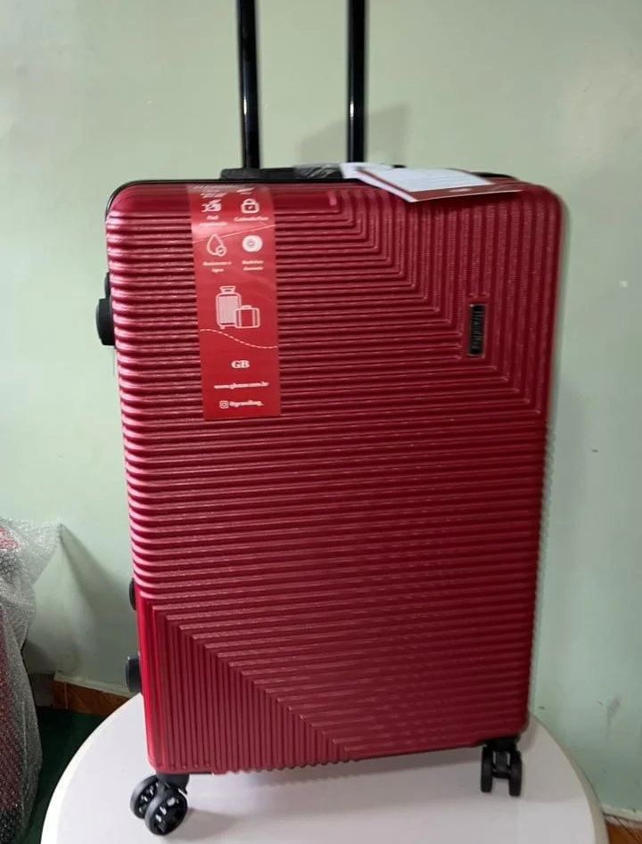 Mala de viagem rígida com rodas à venda na Bella Bolsas em Teresina PI.