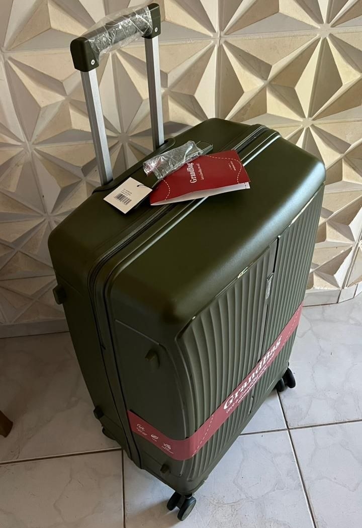 Mala de viagem rígida com rodas à venda na Bella Bolsas em Teresina PI.