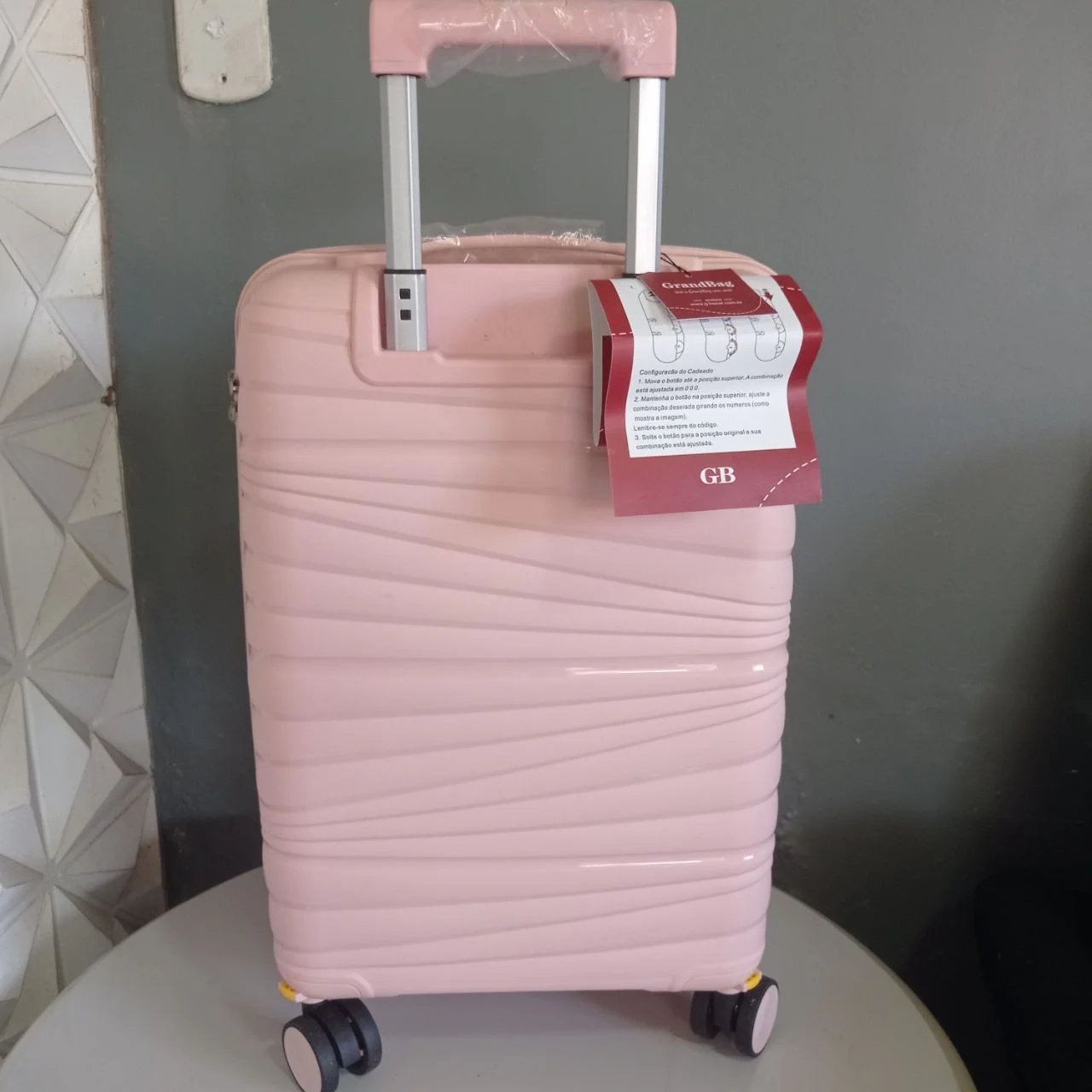 Mala de viagem de bordo GrandBag 20 polegadas em polipropileno resistente disponível na Loja Mala Teresina.