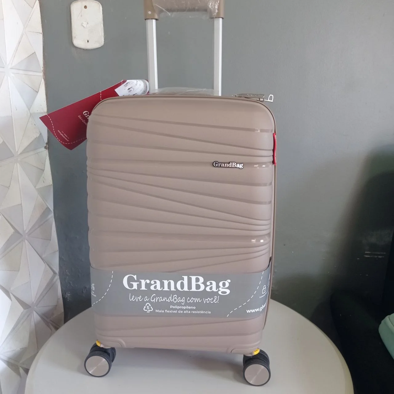 Mala de viagem de bordo GrandBag 20 polegadas em polipropileno resistente disponível na Loja Mala Teresina.