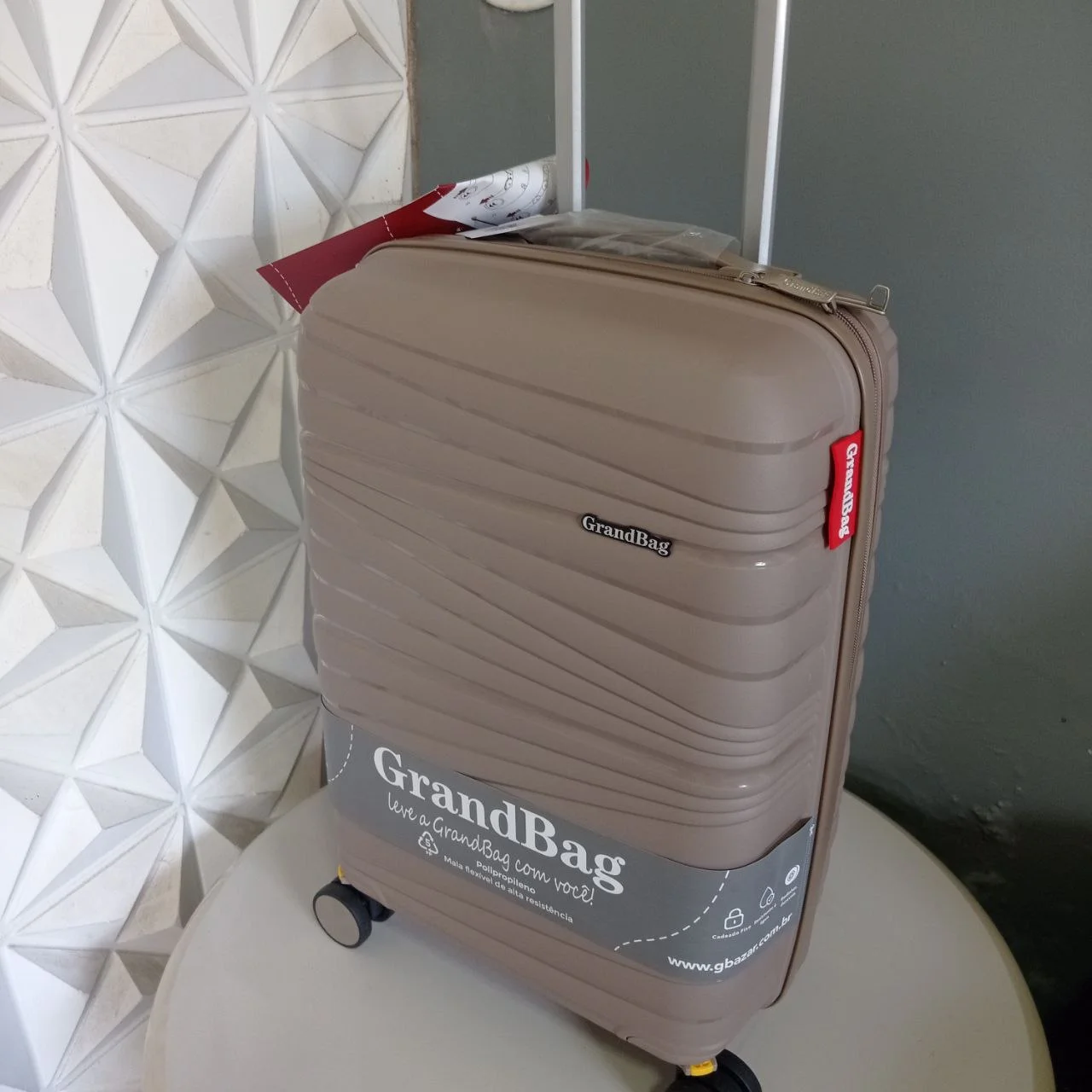 Mala de viagem de bordo GrandBag 20 polegadas em polipropileno resistente disponível na Loja Mala Teresina.