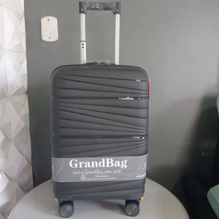 Mala de viagem de bordo GrandBag 20 polegadas em polipropileno resistente disponível na Loja Mala Teresina.