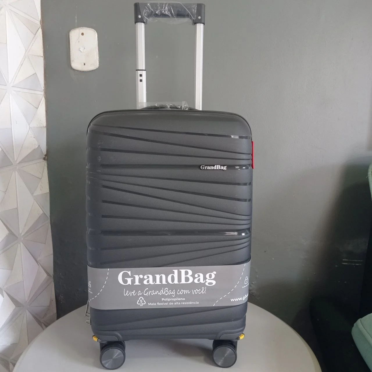 Mala de viagem de bordo GrandBag 20 polegadas em polipropileno resistente disponível na Loja Mala Teresina.