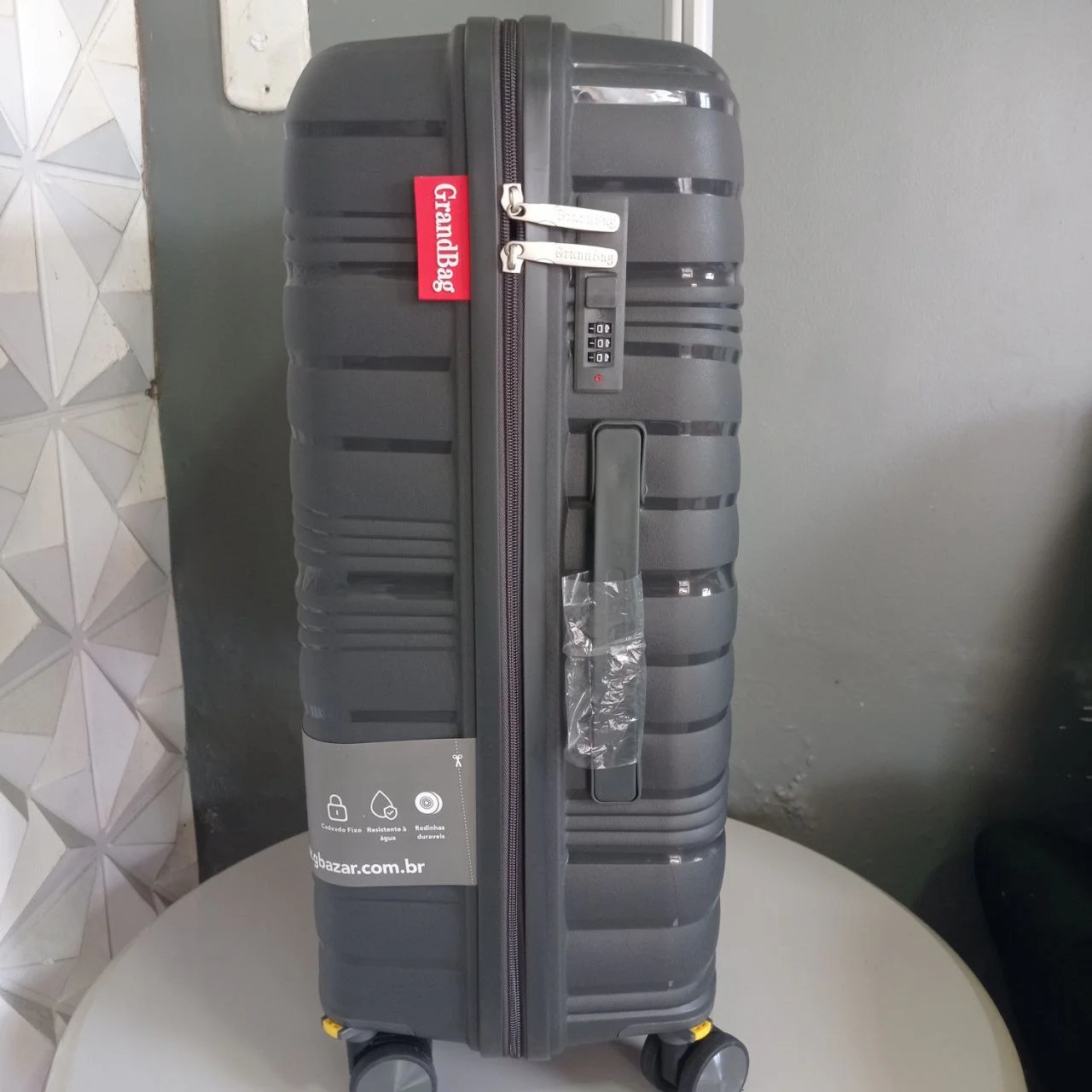 Mala de viagem de bordo GrandBag 20 polegadas em polipropileno resistente disponível na Loja Mala Teresina.