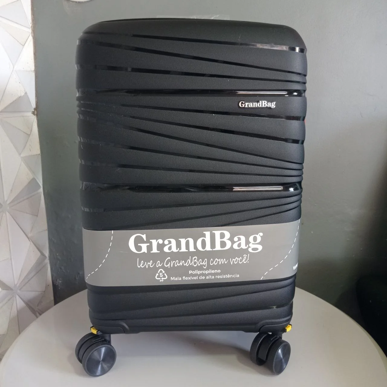 Mala de viagem de bordo GrandBag 20 polegadas em polipropileno resistente disponível na Loja Mala Teresina.