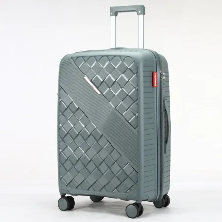 # Mala de Bordo GrandBag P 20" em Polipropileno com Cadeado TSA A **Mala de Bordo GrandBag P 20"** é ideal para quem busca praticidade, resistência e segurança em viagens curtas. Fabricada em **polipropileno**, possui estrutura leve e resistente a impactos, acabamento texturizado e design moderno. Com **rodinhas duplas com giro 360°**, puxador de alumínio com ajuste de altura e cadeado TSA embutido, a mala oferece mais conforto e segurança durante seus deslocamentos. Seu tamanho compacto é ideal para quem deseja viajar apenas com a bagagem de mão, facilitando o transporte e a organização dos seus pertences. ## Características da Mala GrandBag P * **Marca:** GrandBag * **Tamanho:** P – 20" * **Tipo:** Mala de bordo / bagagem de mão * **Material:** Polipropileno * **Cor:** conforme disponibilidade * **Peso:** 2,5 kg * **Capacidade:** aproximadamente 10 a 12 kg * **Altura:** 55 cm * **Largura:** 35 cm * **Profundidade:** 25 cm * **Rodinhas:** duplas com giro 360° * **Puxador:** alumínio retrátil com ajuste de altura * **Alça:** superior reforçada * **Fechamento:** zíper * **Cadeado:** TSA embutido * **Interior:** forrado em poliéster com cintas elásticas organizadoras ## Vantagens do Polipropileno O polipropileno é um material conhecido por sua combinação de **leveza e resistência**, sendo uma excelente opção para malas de viagem. A estrutura oferece boa resistência a impactos e facilita a limpeza, proporcionando praticidade para o uso frequente. ## Ideal para viagens A Mala GrandBag P 20" é indicada para: * Viagens curtas e finais de semana * Viagens a trabalho * Bate-voltas * Deslocamentos frequentes * Uso como bagagem de mão ## Mala de Bordo em Teresina Está procurando **mala de bordo em Teresina**? Na **Bella Bolsas** você encontra malas de viagem, malas de bordo, mochilas, bolsas e outros produtos para facilitar suas viagens. A **Mala GrandBag P 20"** é uma opção para quem procura **mala de viagem resistente, leve e com cadeado TSA em Teresina**. Atendemos **Teresina e Timon**, com opções de entrega e pagamento conforme disponibilidade. ### Informações do produto **Conteúdo da embalagem:** 1 Mala de Bordo GrandBag P 20" em Polipropileno com Cadeado TSA e Rodinhas 360°. **Consulte preço, disponibilidade, formas de pagamento e condições de entrega.**
