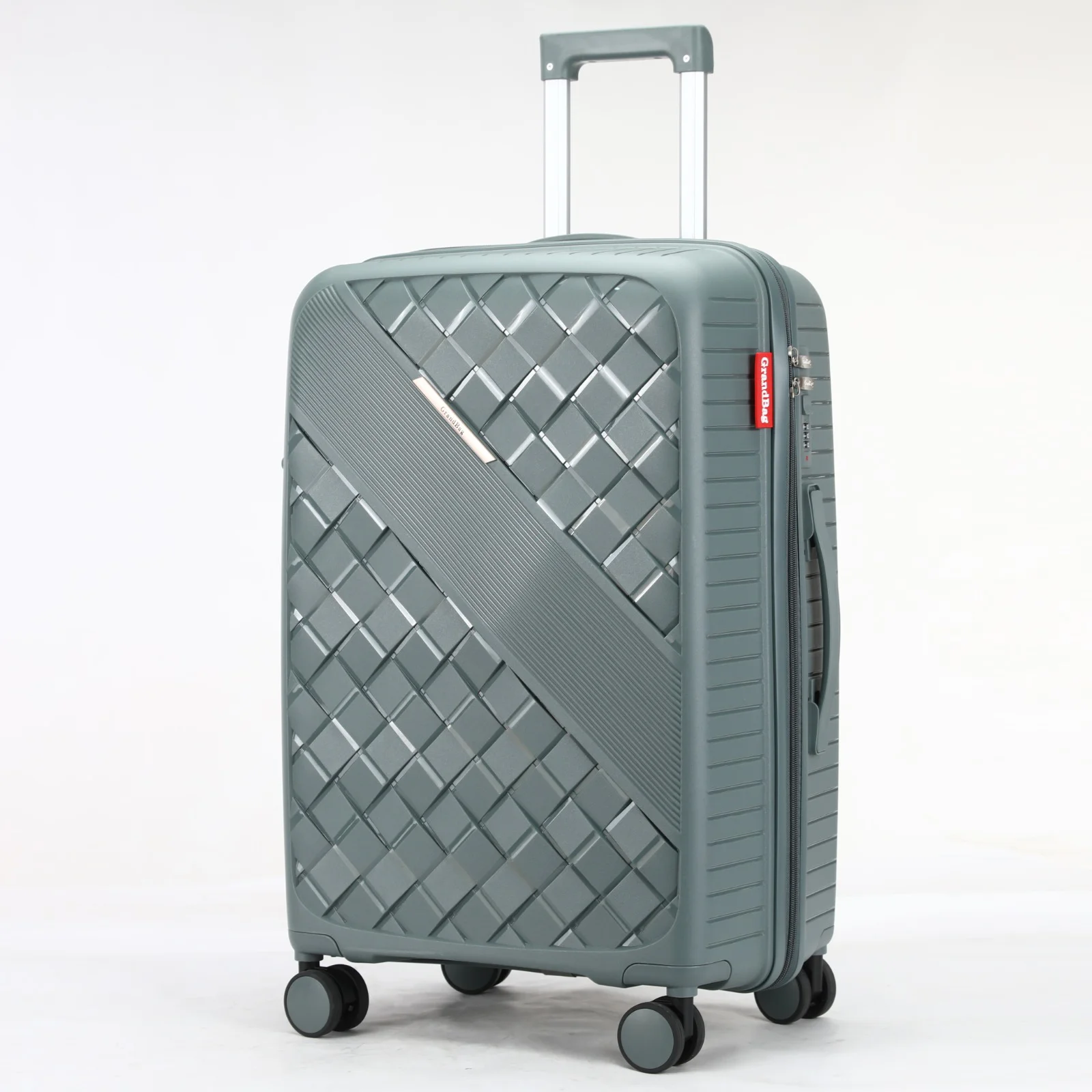 # Mala de Bordo GrandBag P 20" em Polipropileno com Cadeado TSA A **Mala de Bordo GrandBag P 20"** é ideal para quem busca praticidade, resistência e segurança em viagens curtas. Fabricada em **polipropileno**, possui estrutura leve e resistente a impactos, acabamento texturizado e design moderno. Com **rodinhas duplas com giro 360°**, puxador de alumínio com ajuste de altura e cadeado TSA embutido, a mala oferece mais conforto e segurança durante seus deslocamentos. Seu tamanho compacto é ideal para quem deseja viajar apenas com a bagagem de mão, facilitando o transporte e a organização dos seus pertences. ## Características da Mala GrandBag P * **Marca:** GrandBag * **Tamanho:** P – 20" * **Tipo:** Mala de bordo / bagagem de mão * **Material:** Polipropileno * **Cor:** conforme disponibilidade * **Peso:** 2,5 kg * **Capacidade:** aproximadamente 10 a 12 kg * **Altura:** 55 cm * **Largura:** 35 cm * **Profundidade:** 25 cm * **Rodinhas:** duplas com giro 360° * **Puxador:** alumínio retrátil com ajuste de altura * **Alça:** superior reforçada * **Fechamento:** zíper * **Cadeado:** TSA embutido * **Interior:** forrado em poliéster com cintas elásticas organizadoras ## Vantagens do Polipropileno O polipropileno é um material conhecido por sua combinação de **leveza e resistência**, sendo uma excelente opção para malas de viagem. A estrutura oferece boa resistência a impactos e facilita a limpeza, proporcionando praticidade para o uso frequente. ## Ideal para viagens A Mala GrandBag P 20" é indicada para: * Viagens curtas e finais de semana * Viagens a trabalho * Bate-voltas * Deslocamentos frequentes * Uso como bagagem de mão ## Mala de Bordo em Teresina Está procurando **mala de bordo em Teresina**? Na **Bella Bolsas** você encontra malas de viagem, malas de bordo, mochilas, bolsas e outros produtos para facilitar suas viagens. A **Mala GrandBag P 20"** é uma opção para quem procura **mala de viagem resistente, leve e com cadeado TSA em Teresina**. Atendemos **Teresina e Timon**, com opções de entrega e pagamento conforme disponibilidade. ### Informações do produto **Conteúdo da embalagem:** 1 Mala de Bordo GrandBag P 20" em Polipropileno com Cadeado TSA e Rodinhas 360°. **Consulte preço, disponibilidade, formas de pagamento e condições de entrega.**
